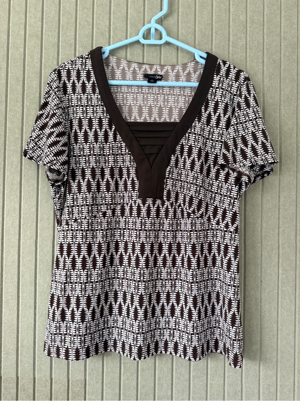East 5th Brown and White Geometric V-Neck Short Sleeve Top